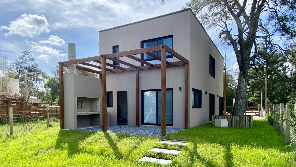 Muy linda casa de 3 dormitorios a estrenar en La Barra 