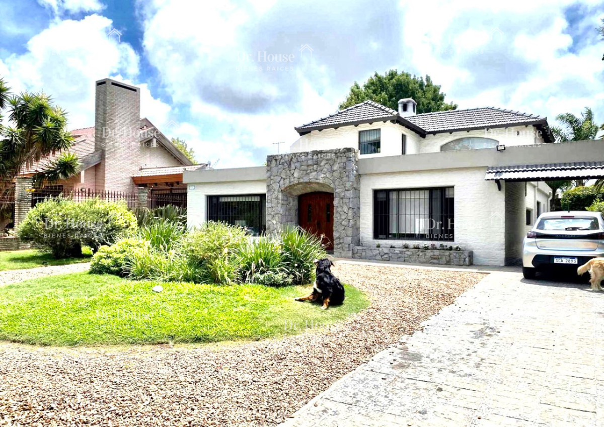 hermosa casa en carrasco, amplio terreno, 5 dormitorios, piscina climatizada! - drh805c