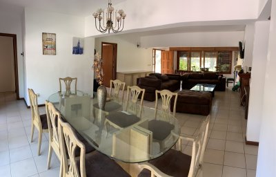 Casa en venta en zona residencial.