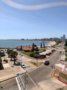 Apartamento con vista a la mansa, 2 dormitorios, 1 baño, muy luminoso!