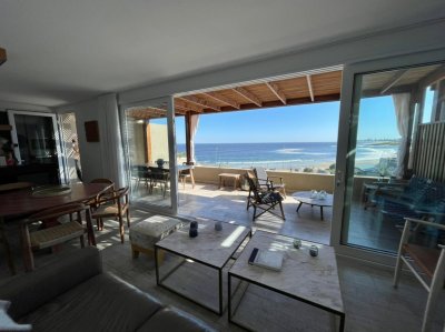 Apartamentos con vistas a la playa y mar, espacioso y muy luminoso.