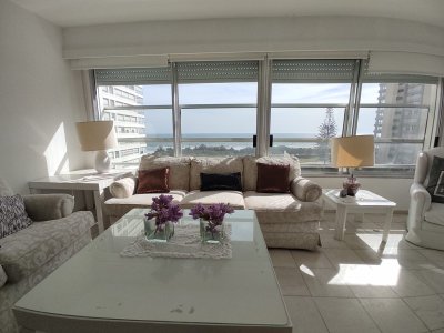 Apartamento de 3 Dormitorios, con excelente vista a la playa mansa, Full Amenities.