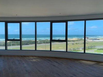Espectacular departamento en venta a estrenar frente a playa Brava.