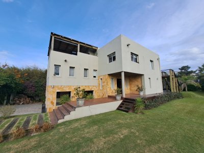 Hermosa, aplia y luminosos casa en Tio Tom en Venta. Amplios ambientes, piscina, parrillero, canchas y buenas vistas!