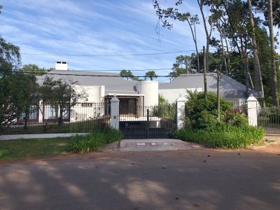 Amplia casa en Punta del Este, parrillero y piscina!