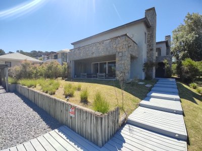 Casa en Pinar del Faro, piscina y parrillero, 4 Dormitorios mas playroom y servicio