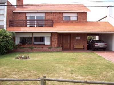 Casa en alquiler en pleno Manantiales, 3 dormitorios mas dependencia de servicio.