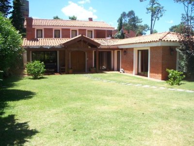 Casa en alquiler en la mansa, amplia con 3 dormitorios y jardín