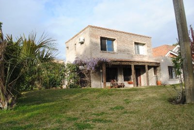  Muy linda casa en alquiler en playa Mansa, 4 dormitorios .