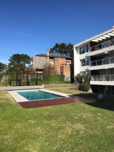 Muy lindo departamento en alquiler a pasitos de la playa en plena Brava.