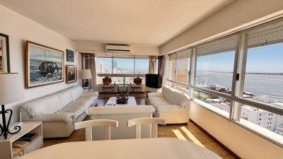 Apto en Torre Gattas -3 dor, 3 Baños, Balcón con vista a la playa mansa y brava. 