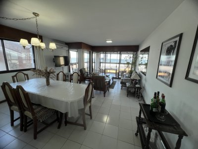 EXCELENTE OPORTUNIDAD! Apartamento de 3 dormitorios frente al mar. CONSÚLTENOS! 