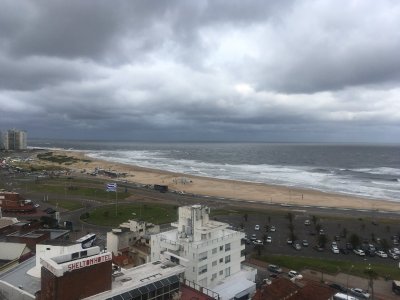 Espectacular apartamento de 2 dormitorios, vista franca a la playa Brava. Muy cómodo y confortable.