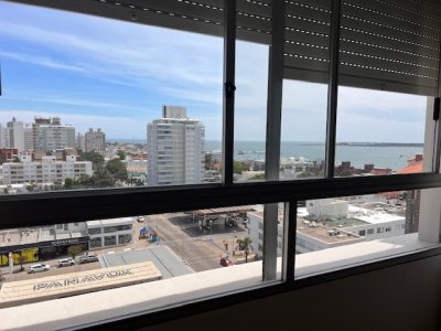 Apartamento en Peninsula a 1 cuadra playa mansa y a 2 playa brava.