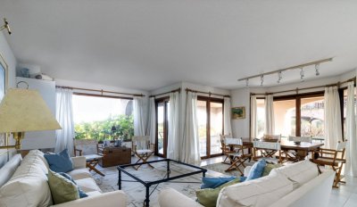 Muy buen Apartamento en Manantiales ubicado frente a la playa.