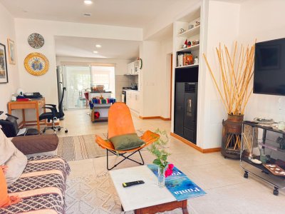 EN VENTA! Espectacular casa reciclada a nueva, con dos apartamentos independientes al fondo. IDEAL PARA RENTA!