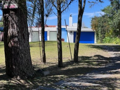 Casa muy bien ubicada a metros de la playa con vista al mar.