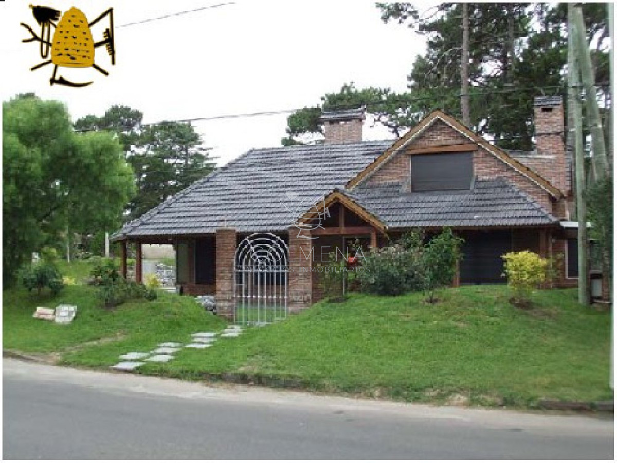 hermosa casa en el corazón de playa mansa - col365c