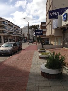 Local comercial a la calle, de 120 m2 , en dos plantas de 60 m2 cada una, en calle 24, No se paga expensas.