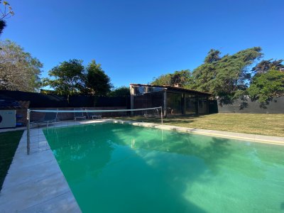 Cómoda casa de  4 dormitorios a pasos de la playa, piscina climatizada, Pinares, Punta del Este