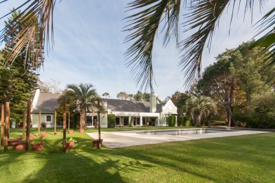 Punta del Este, chalet con 4600 m2 de tierra, piscina, 5 dormitorios.