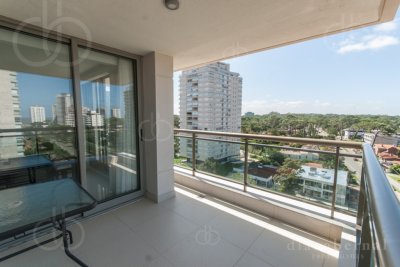 Apartamento en Mansa, 3 dormitorios en edificio con servicios. Punta del Este