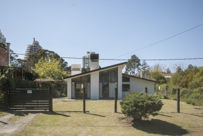 Casa de 3 dormitorios y piscina en Mansa, Punta del Este. 