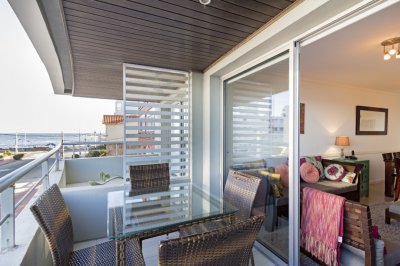 Venta de Apartamento con piscina, terraza, cochera, 2 dormitorios y 2 baños en La Península de Punta del este