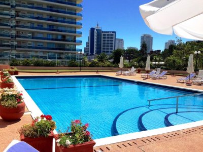 Punta del Este, departamento en Brava de 2 dormitorios y 12 con piscina.