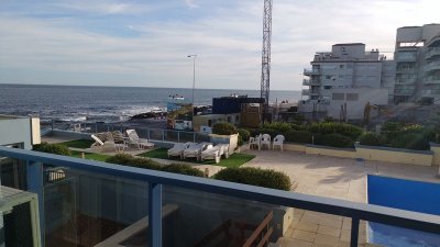 Departamento en la Península con vista al mar desde la terraza.