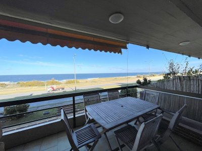 Apartamento en venta en Primera fila de Playa Mansa con parrillero y estufa a leña 