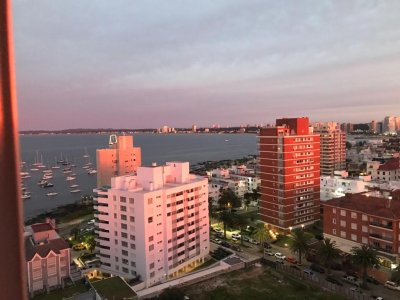 Punta del Este, plena Península, departamento de 4 dormitorios con vista al puerto.