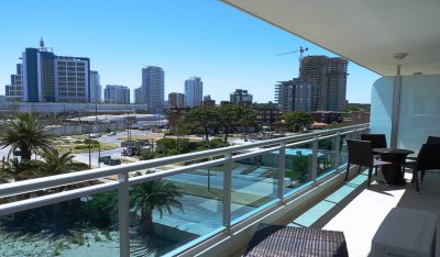 Departamento en Punta del este, cercano al Conrad, 2 dormitorios y terraza.