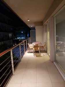 Punta del Este, península, 3 dormitorios y 2 baños, edificio nuevo con servicios.