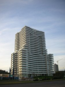 Torre Lobos es un edificio de alta gama que incorpora departamentos Premium en Punta del Este .