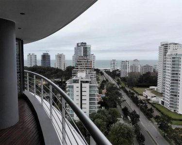 Punta del Este, departamento de 3 dormitorios con todos los servicios.