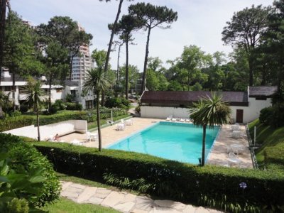 Apartamento de 2 dorm, totalmente reciclado en complejo con piscina y seguridad. 
