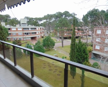 En  la mansa, complejo Green Leaves, 4 dormitorios, 3 baños (1 en suite), terraza con parrillero.