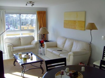 Apartamento de 2 dormitorios con terraza en Playa Mansa, Punta del Este. 