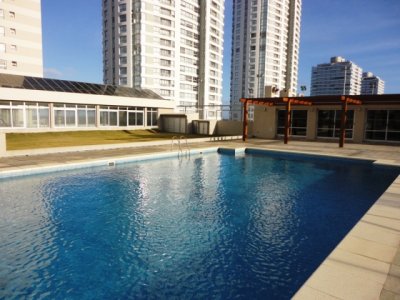 Punta del Este, apartamento de 4 dormitorios  en playa Brava frente al mar.