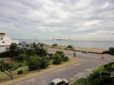 Punta del Este, playa mansa, departamento de 2 dormitorios con terraza frente al mar.