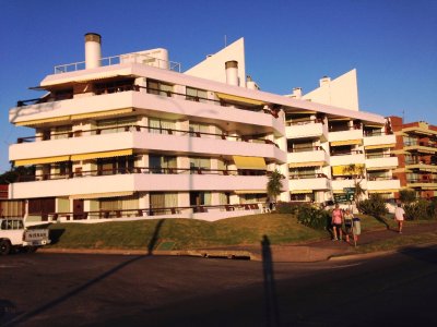 Punta del este, pent house con parrillero frente al mar.