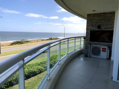 Punta del este,Pinares, 3 dormitorios , terraza con parrillero, amenities y vista panorámica.