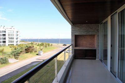 Punta del Este, Pinares, 2 dormitorios con parrillero propio y terraza latera con vista.