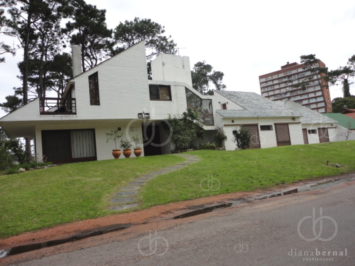 punta del este, mansa, chalet de 5 dormitorios y servicio, piscina   - dbp54153c