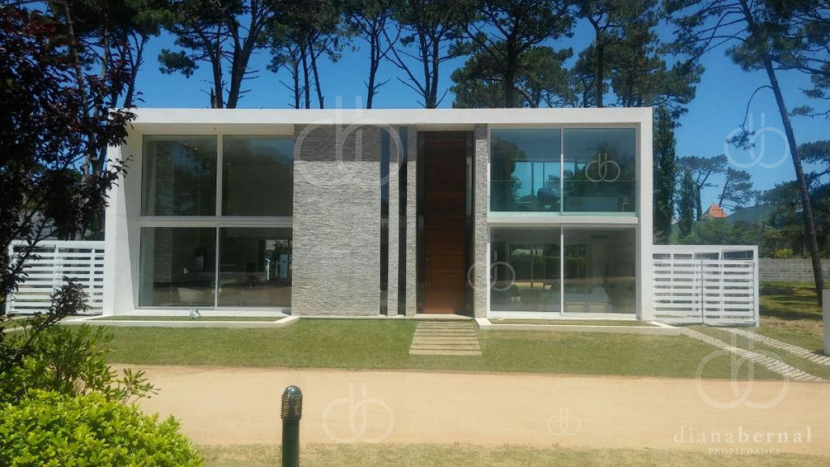 casa en mansa,barrio privado,  punta del este, 4 dormitorios y piscina climatizada.  - dbp43444c