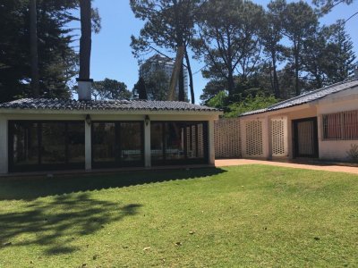 Casa de 3 dormitorios + servicio en Playa Mansa, Punta del Este 