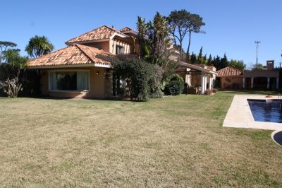 Punta del Este, Beverly Hills , residencia de 4 dormitorios y piscina climatizada.