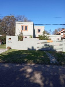 Punta del Este, chalet en mansa de 3 dormitorios y loft al fondo.