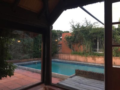 Punta del este, Manantiales a 250 mts del mar, chalet de 3 dormitorios, piscina.